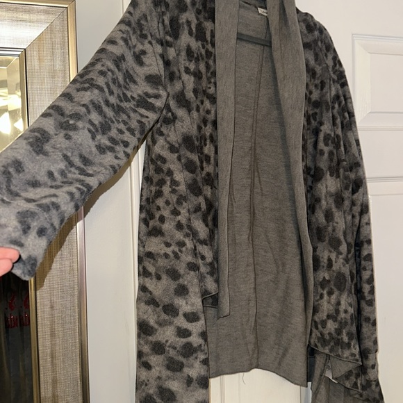 Drape front grey leopard open front sweater - Picture 2 of 3
